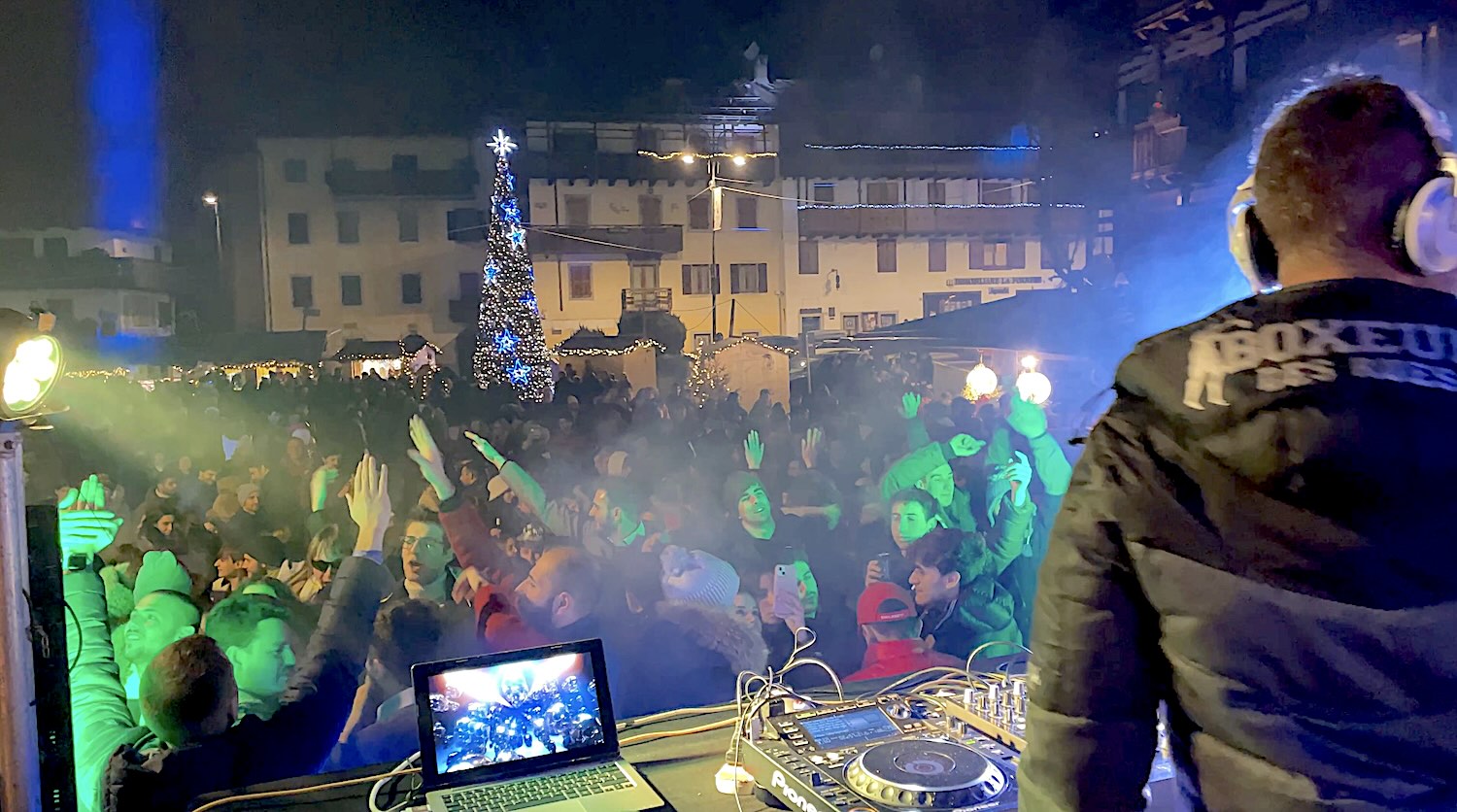 piazza centrale forni di sopra piazza centrale forni di sopra