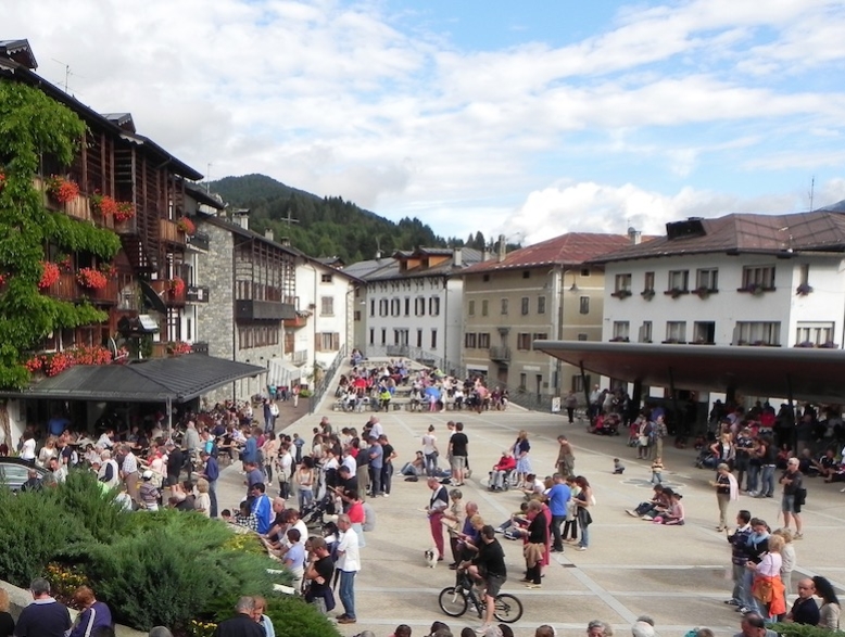 piazza-centrale-forni-di-sopra